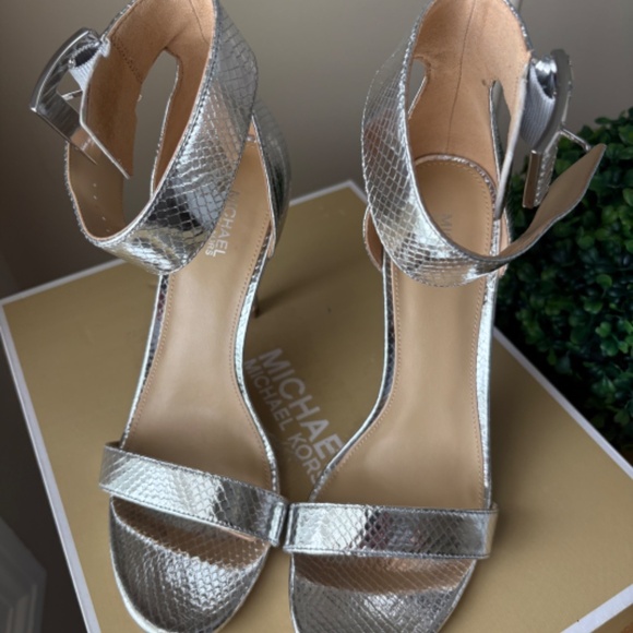 Michael Kors Giselle Sandal Metallic Leather - Picture 5 of 12